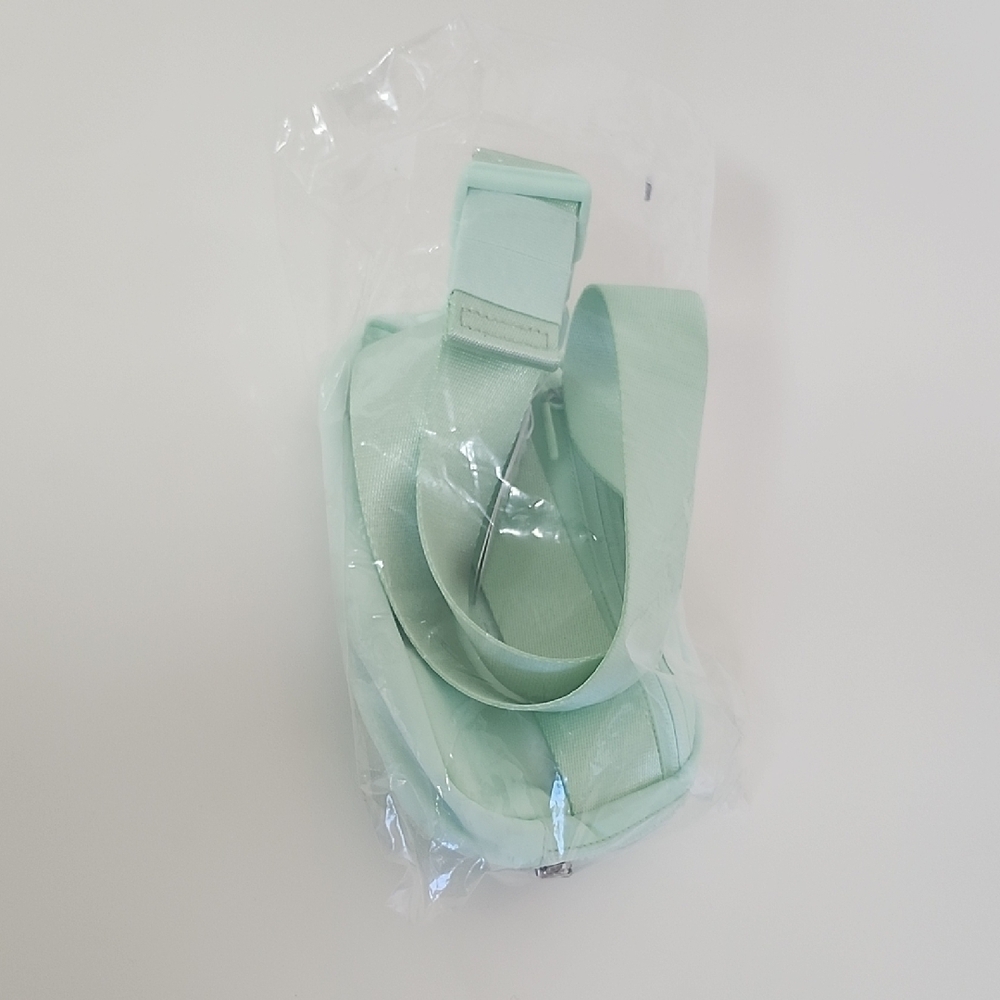 Lululemon Everywhere Belt Bag - Picture 4 of 4